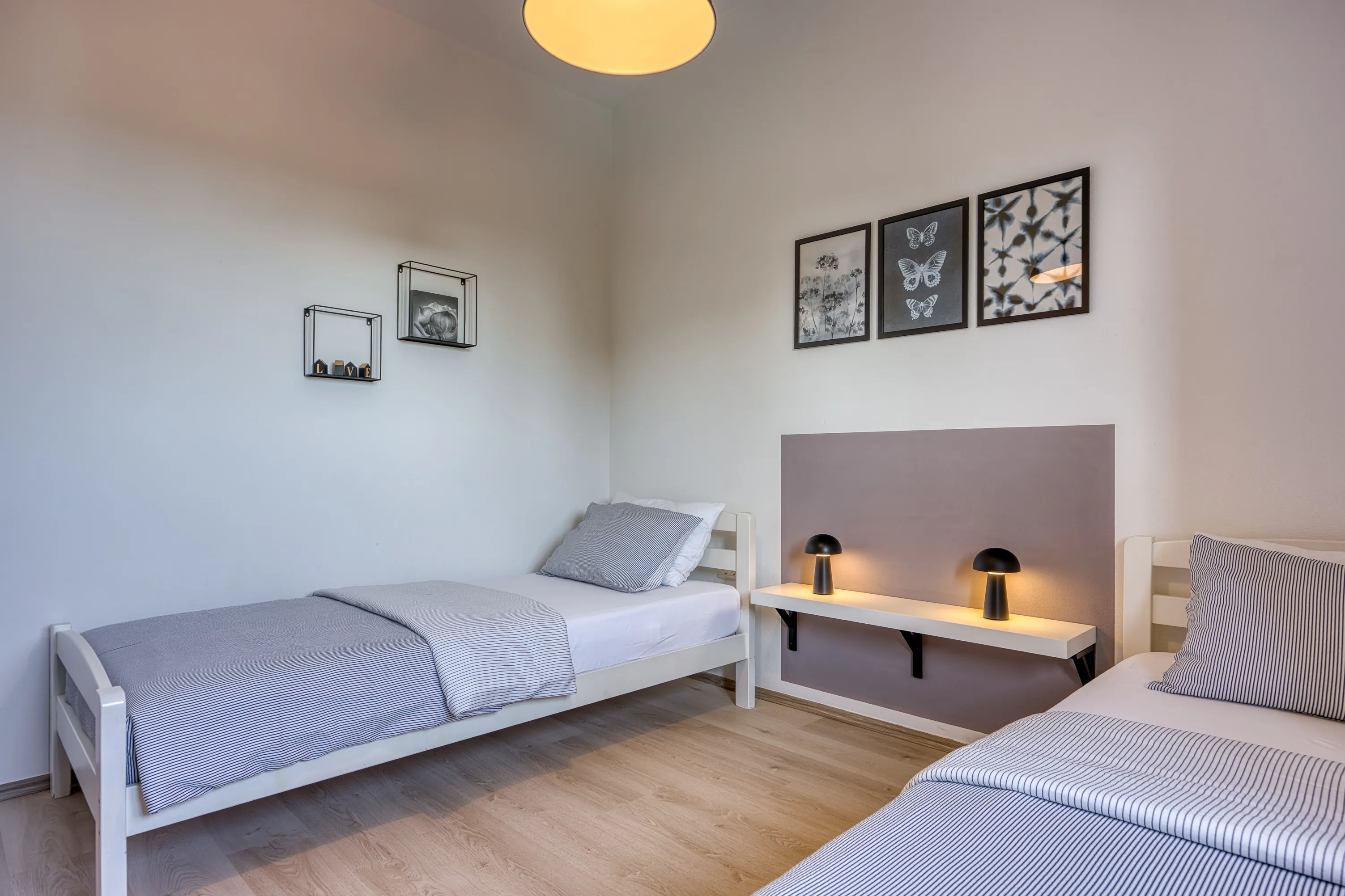 Bright twin room at Casa Lera